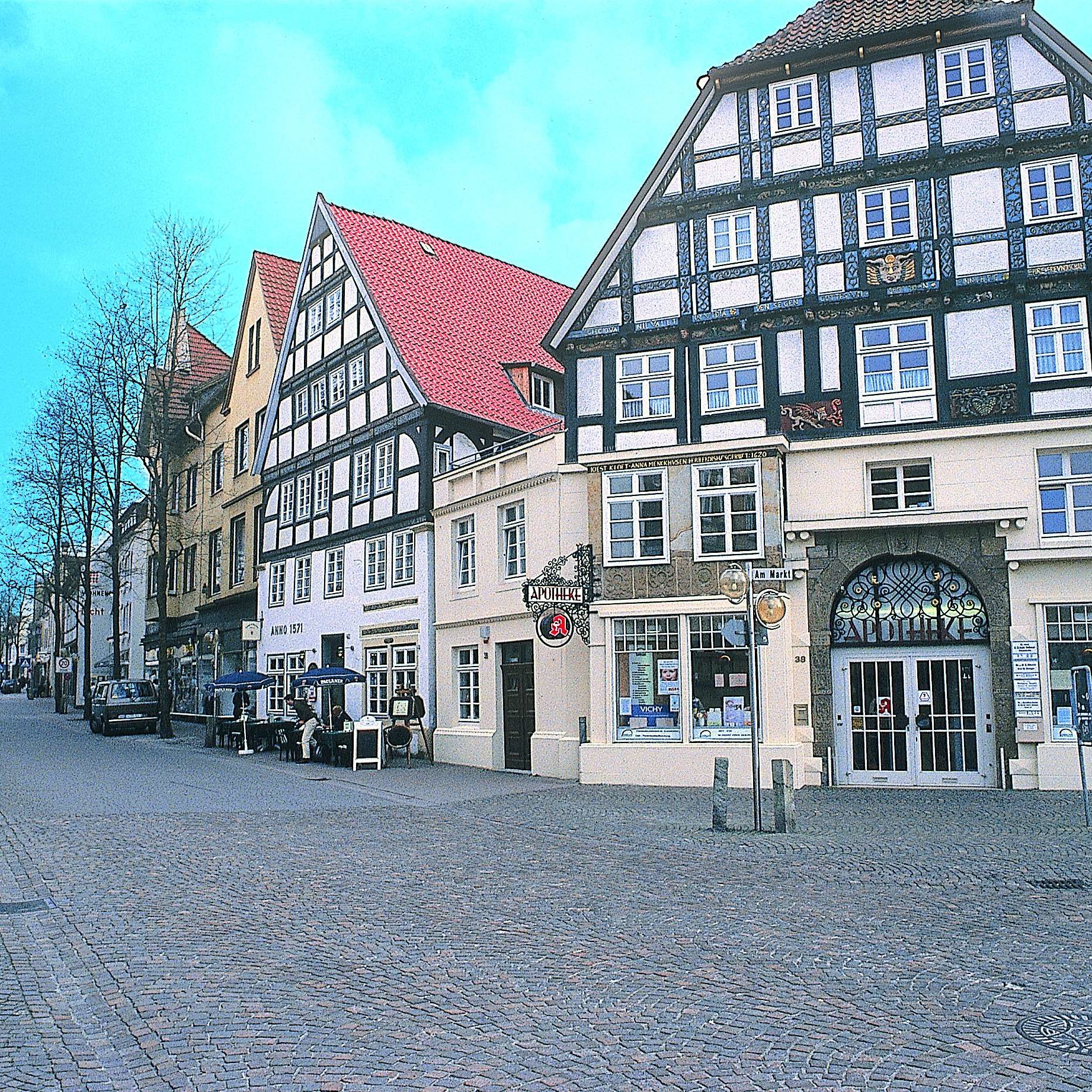 Historische Fachwerkhäuser und gemütliche Cafés in der Altstadt nahe dem Maritim Hotel Bad Salzuflen